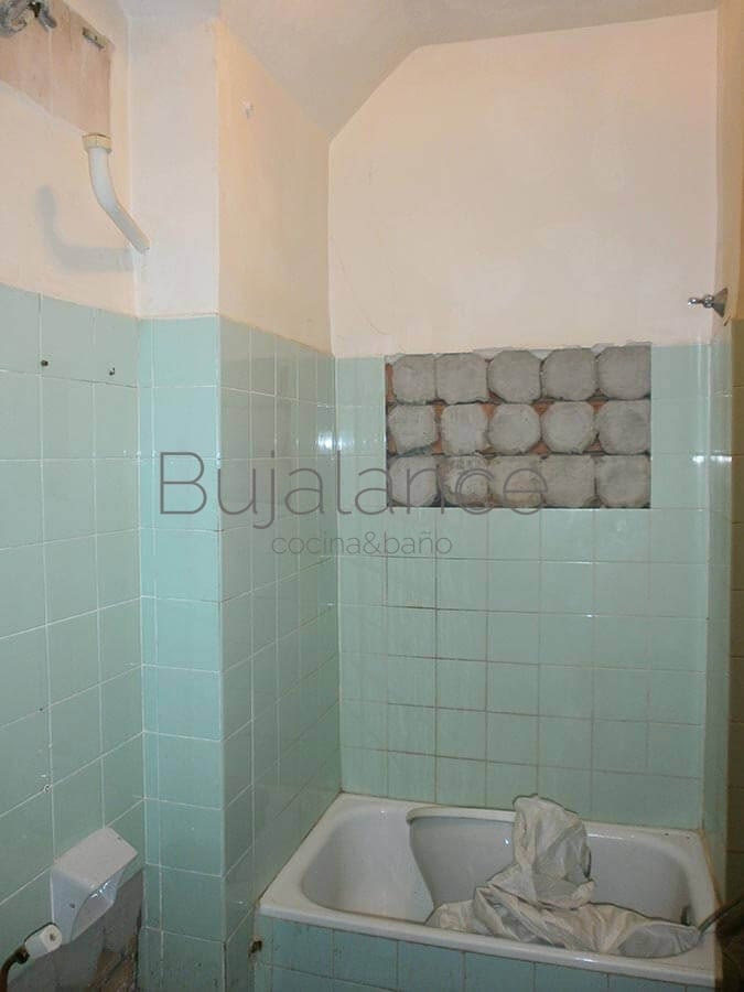Zona de la ducha en baño del barrio de Manzanares de Graus antes de la reforma