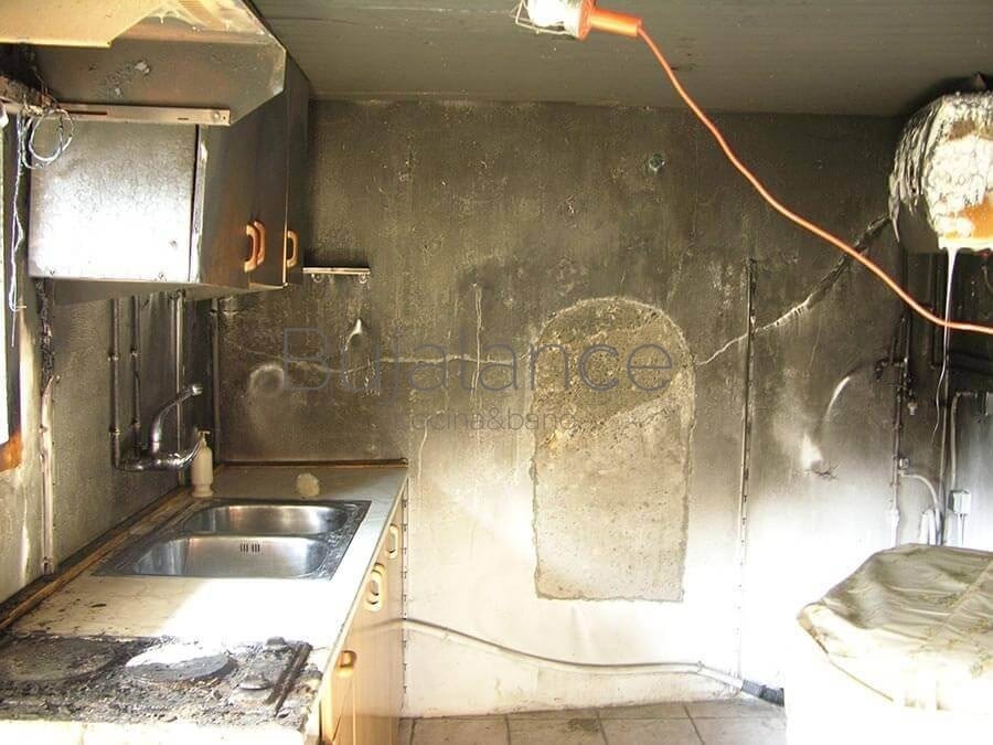 Vista lateral de cocina quemada