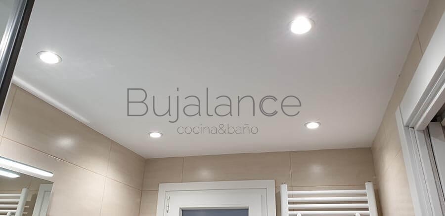 Iluminación led en techo de baño moderno de Benasque